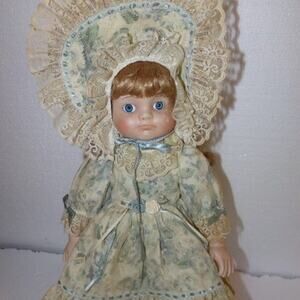TEARDROP DOLL W/STAND VICTORIAN STYLE 19